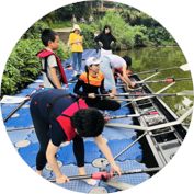 学生在户外设备平台上参与实践活动