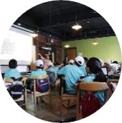 多名学生面向投影幕布参加电脑课堂