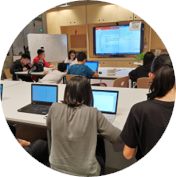 学员在机房面向投影和电脑屏幕学习
